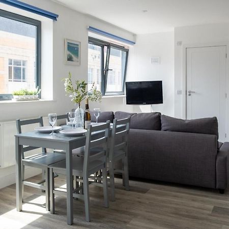 Modern One Bedroom Apartment In Town Centre & 4 Min To The Beach 본머스 외부 사진