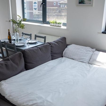 Modern One Bedroom Apartment In Town Centre & 4 Min To The Beach 본머스 외부 사진