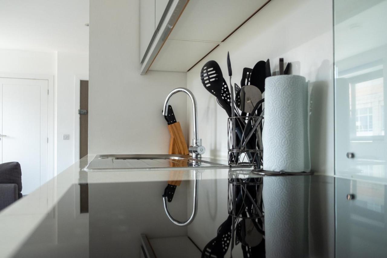 Modern One Bedroom Apartment In Town Centre & 4 Min To The Beach 본머스 외부 사진