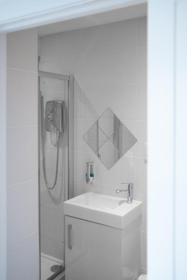 Modern One Bedroom Apartment In Town Centre & 4 Min To The Beach 본머스 외부 사진
