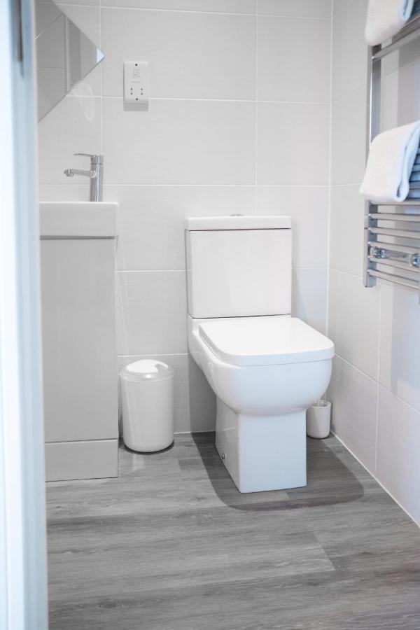 Modern One Bedroom Apartment In Town Centre & 4 Min To The Beach 본머스 외부 사진