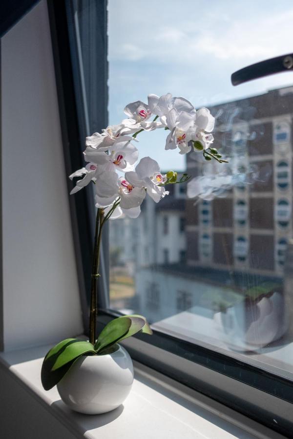 Modern One Bedroom Apartment In Town Centre & 4 Min To The Beach 본머스 외부 사진
