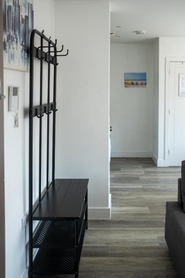 Modern One Bedroom Apartment In Town Centre & 4 Min To The Beach 본머스 외부 사진